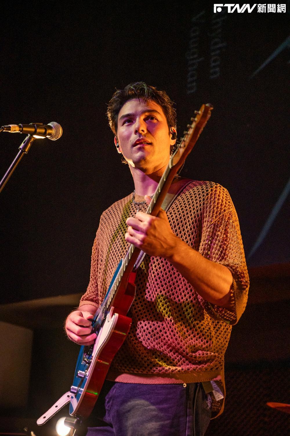 鳳小岳無預警曝光新身分！霸氣宣告「證明不是軟柿子」's story cover image