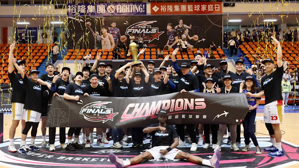 裕隆SBL封王三連霸奪隊史第8冠！董事長陳莉蓮親剪籃網's story cover image