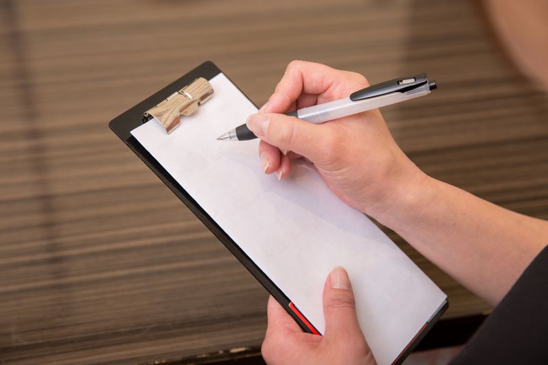 為何餐廳帳單都是背面朝上放？　服務生揭內藏大智慧！老鳥吐暖心真相 